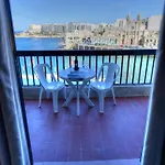 Bay מלון